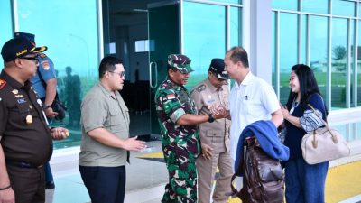 Komandan Pangkalan TNI Angkatan Udara (Lanud) Raden Sadjad, Marsekal Pertama TNI Onesmus Gede Rai Aryadi, S.E., M.M., M.Han., secara langsung mengantar keberangkatan Komandan Pangkalan TNI Angkatan Laut