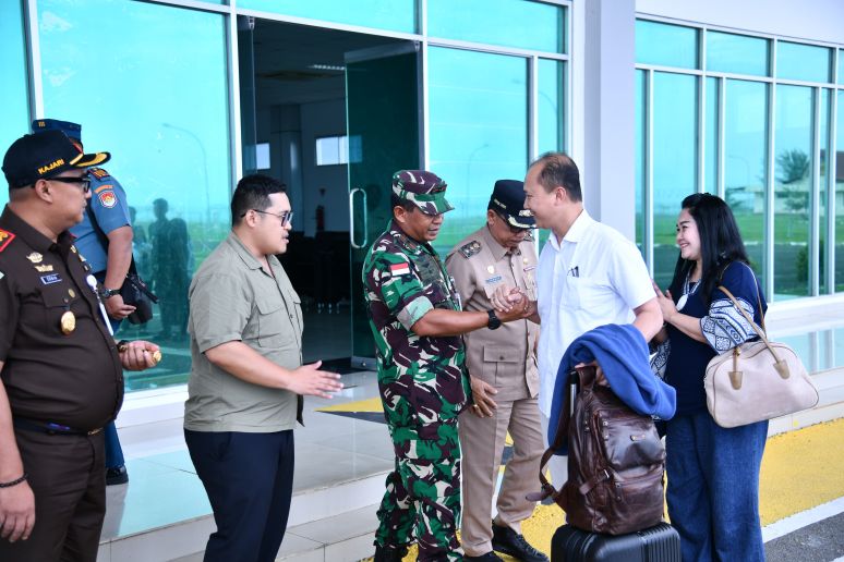 Komandan Pangkalan TNI Angkatan Udara (Lanud) Raden Sadjad, Marsekal Pertama TNI Onesmus Gede Rai Aryadi, S.E., M.M., M.Han., secara langsung mengantar keberangkatan Komandan Pangkalan TNI Angkatan Laut