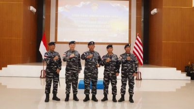 Salam komando Kolonel Laut (P) Ady Dharmawan, S.I.P., P.S.C. kepada Kolonel Laut (P) Yusuf Yanto, M.Tr.Hanla., M.M., CTMP.