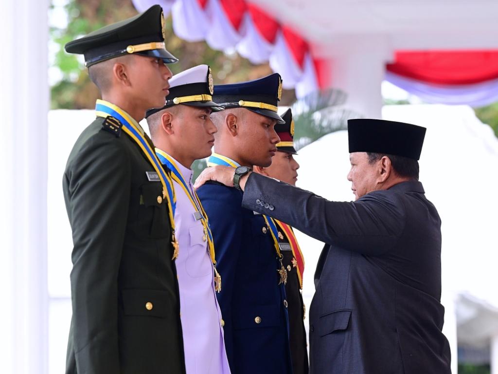Presiden Prabowo Pimpin Pelantikan Perwira Muda di Istana Merdeka, Kasal Laksamana Muhammad Ali Hadir Saksikan Pengabdian Baru Putra-Putri Terbaik Bangsa