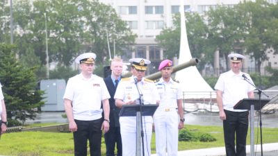 Kepala Staf Angkatan Laut (Kasal) Laksamana TNI Dr. Muhammad Ali bersama Panglima Armada Pasifik Rusia, Admiral Viktor Nikolayevich Liina,