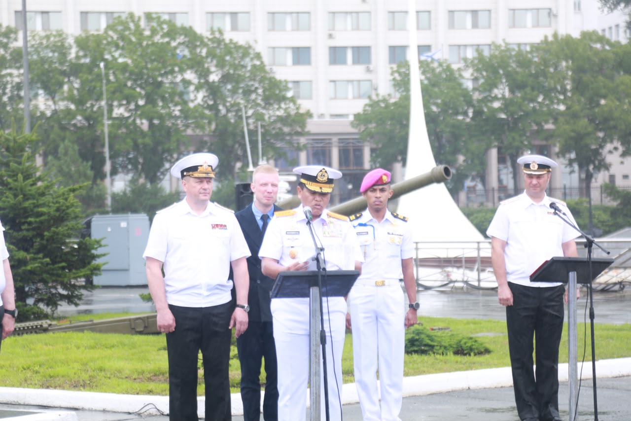 Kepala Staf Angkatan Laut (Kasal) Laksamana TNI Dr. Muhammad Ali bersama Panglima Armada Pasifik Rusia, Admiral Viktor Nikolayevich Liina,