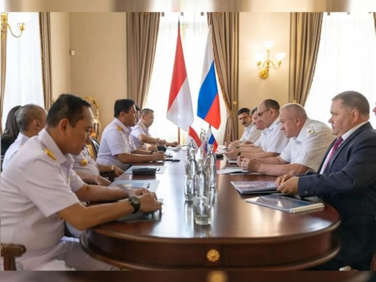 Kepala Staf Angkatan Laut (Kasal) Laksamana TNI Dr. Muhammad Ali,SE,,M,,M,M,Tr,Opsla, Melaksanakan Pertemuan Dengan Commander in Chief of the Russian Navy, Admiral of the Fleet Alexander Alekseyevich Moiseyev di Russian Navy’s Main Headquarters Admiralty, Saint Petersburg.