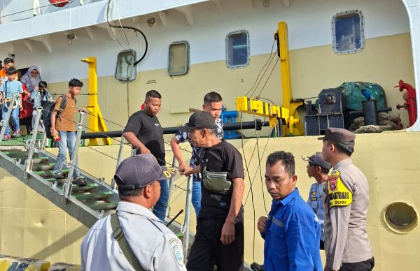 Personel Polres Natuna melaksanakan pengamanan dan pelayanan prima