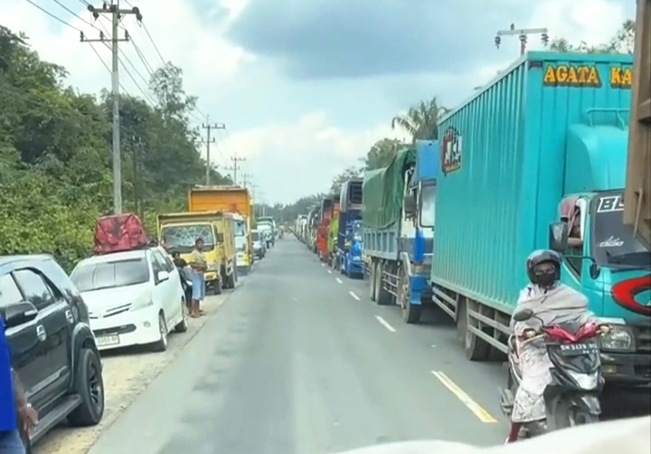 Situasi antrian panjang Bibir Jalan SPBU Sumatra barat