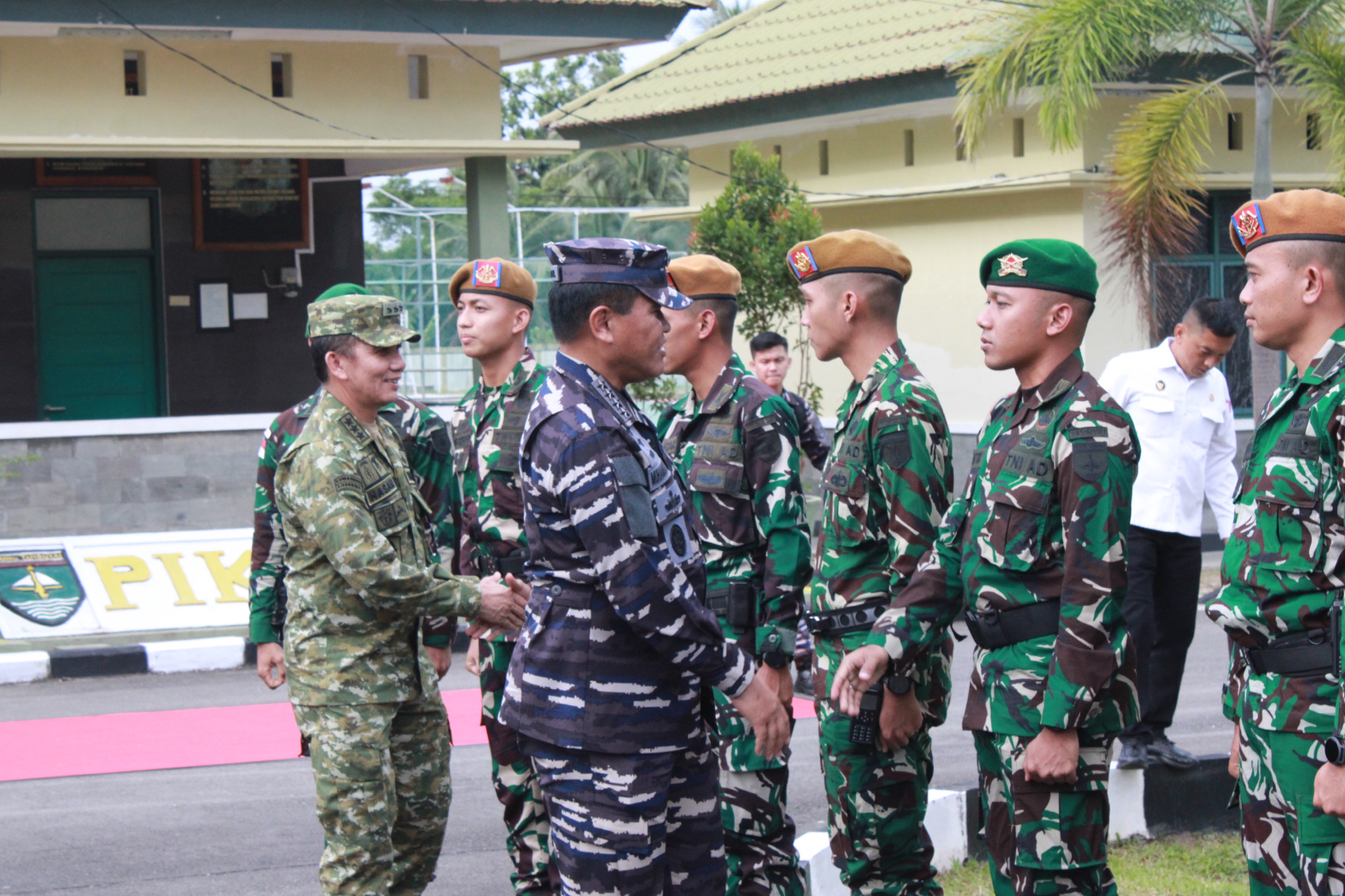 Beri salam komando Kepala Staf Angkatan Laut (Kasal) Laksamana TNI Dr. Muhammad Ali mendampingi Menteri Koordinator Bidang Politik dan Keamanan (Menkopolkam) Jenderal TNI (Purn.) Djamari Chaniago dalam kunjungan kerja ke Kabupaten Natuna, Kepulauan Riau, guna meninjau kesiapan prajurit TNI yang bertugas sekaligus memperkuat pengamanan kawasan strategis nasional. Kamis (2/7/2026)