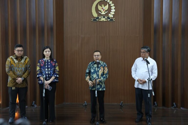 Wakil Ketua DPR RI, Sufmi Dasco Ahmad, memfasilitasi dialog antara Kementerian Ketenagakerjaan (Kemnaker) dan perwakilan TikTok menyusul mencuatnya isu pemutusan hubungan kerja (PHK) yang ramai diperbincangkan di media sosial.