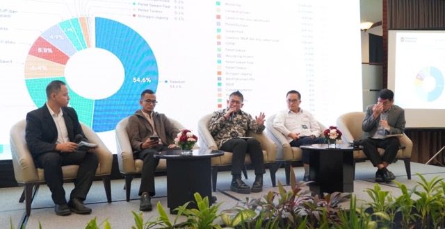 Keterangan foto: Kiri ke Kanan : Moderator Acara, Kepala Program Studi Sarjana dan Magister Teknik Mesin Institut Teknologi Bandung (ITB) Satrio Wicaksono, Direktur Biomassa PT PLN Energi Primer Indonesia Hokkop Situngkir, Kepala Divisi General Affairs dan Penelitian & Pengembangan, Asosiasi Panel Kayu Indonesia (APKINDO) Hariyanto dan Wakil Ketua Komite Riset, Kerja Sama, dan Pengembangan Kapasitas, Asosiasi Pulp dan Kertas Indonesia (APKI) Edwin Kristianto Sijabat hadir sebagai panelis