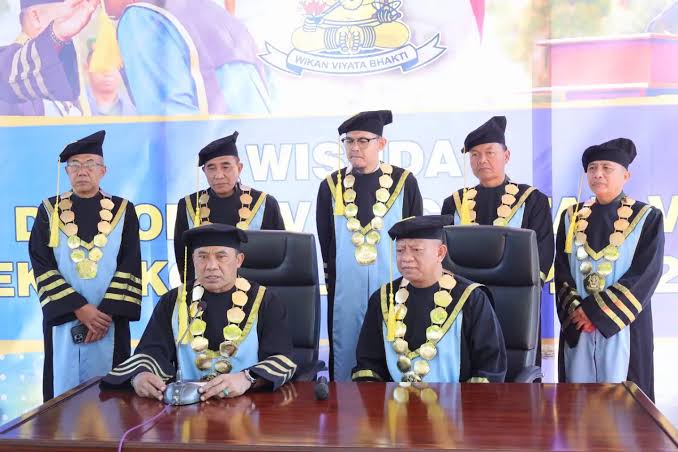 Komandan Komando Pembinaan Doktrin, Pendidikan dan Latihan TNI Angkatan Darat (Dankodiklatad) Letjen TNI Dr. Mohamad Hasan, S.H., M.H. memimpin secara langsung prosesi Wisuda Mahasiswa Politeknik Angkatan Darat (Poltekad) Tahun Akademik 2026
