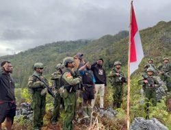 Merah Putih Berkibar di Ketinggian Kampung Komopa Paniai, Wujud Kemanunggalan TNI dan Rakyat