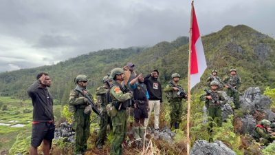 Merah Putih Berkibar di Ketinggian Kampung Komopa Paniai, Wujud Kemanunggalan TNI dan Rakyat
