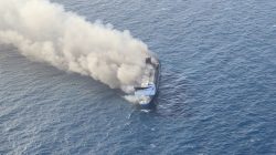 TNI AL Kerahkan KRI Bung Hatta 370 dan KRI Nala 363 Tangani Kebakaran KM Mutiara Sentosa 2 di Perairan Sumenep