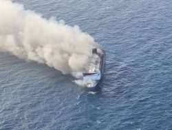 TNI AL Kerahkan KRI Bung Hatta 370 dan KRI Nala 363 Tangani Kebakaran KM Mutiara Sentosa 2 di Perairan Sumenep