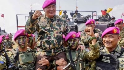 Menhan Sjafrie Sjamsoeddin Dikukuhkan Warga Kehormatan Korps Marinir di Tengah Latihan Tempur TNI