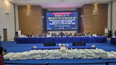 Panglima Komando Armada RI Laksamana Madya TNI Denih Hendrata saat doorstep bersama awak media di Batam, Kepri, Minggu (9/8/2026).