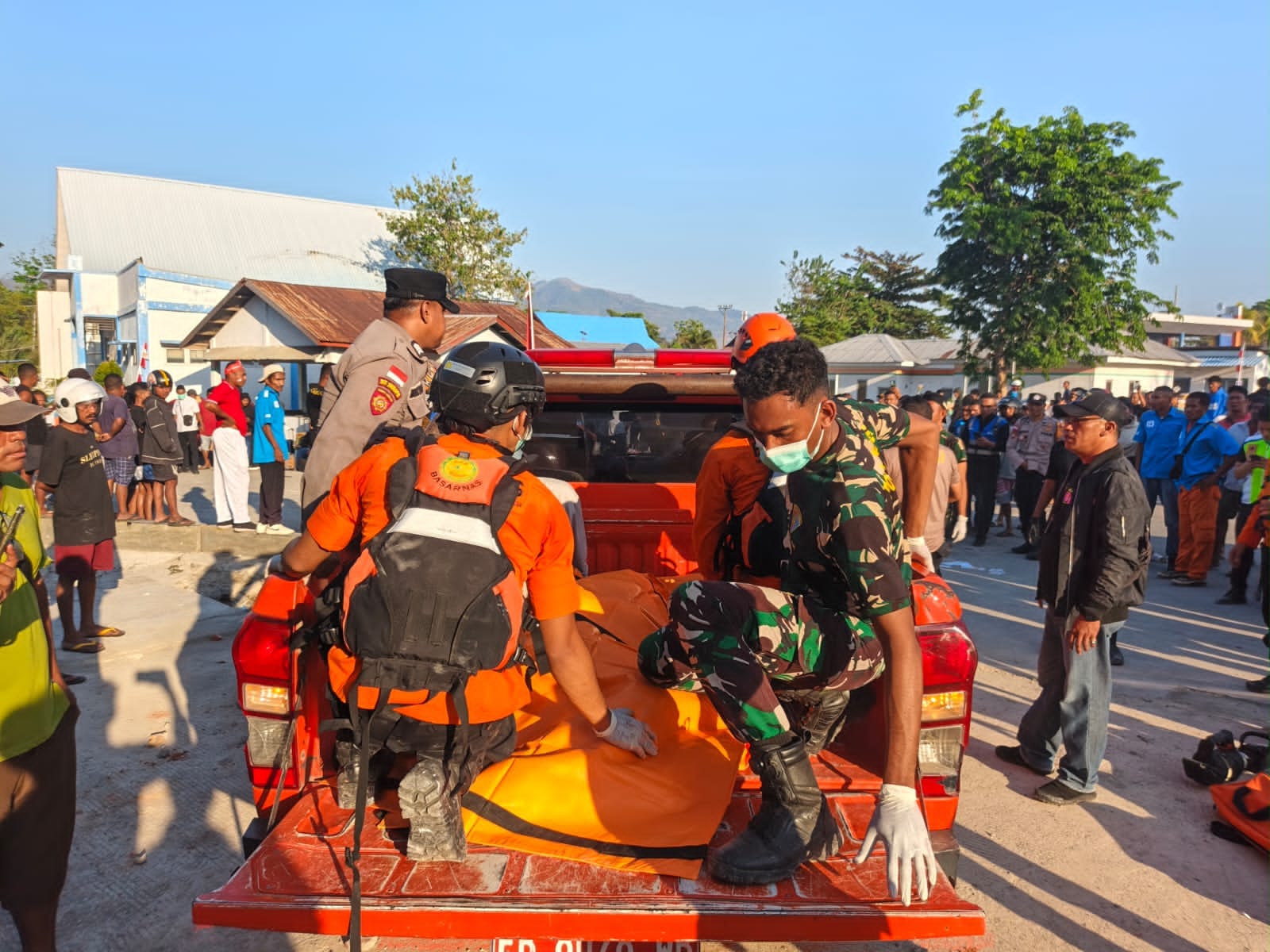 TNI AL Personel Gabungan Gerak Cepat Tangani Dampak Gempa Maumere