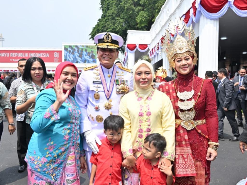 Presiden RI Prabowo Subianto memimpin langsung Upacara Peringatan Detik-Detik Proklamasi Kemerdekaan Republik Indonesia di halaman Istana Merdeka, Jakarta, Senin, 17 Agustus 2026. Upacara ini juga dihadiri oleh Kepala Staf Angkatan Laut (Kasal) Laksamana TNI Dr. Muhammad Ali.