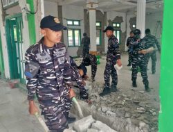 TNI AL Hadir di Garis Depan, Prajurit Lanal Labuan Bajo Bersihkan Masjid Nurul Barokah Pascagempa Manggarai