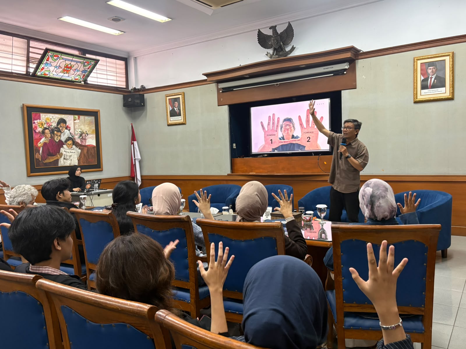 Kedutaan Besar Amerika Serikat di Jakarta mewakili kepentingan Pemerintah AS di Indonesia dan menjalankan berbagai program kerja sama bilateral di bidang politik, ekonomi, pendidikan, kebudayaan, dan pengembangan kapasitas sumber daya manusia.