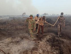 Tiga Hari Berjibaku, TNI AL dan Tim Gabungan Padamkan Karhutla di Reteh Indragiri Hilir