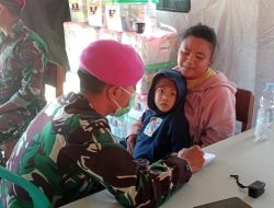 Prajurit TNI AL Dikerahkan Bersihkan Puing Pulihkan Kesehatan Korban Bencana di Manggarai Raya