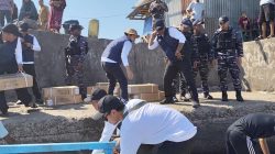 KRI Hiu-634 dari Koarmada II TNI AL bersama Bank Indonesia menyalurkan sembako dan layanan penukaran uang bagi korban gempa bumi di Waiwerang dan Lamalera, NTT