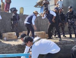 KRI Hiu 634 Gandeng Bank Indonesia Salurkan Bantuan Kemanusiaan untuk Korban Gempa di Waiwerang dan Lamalera NTT