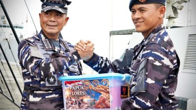 Pangkoarmada RI Lepas 2 Kapal Perang Angkut Bantuan Kemanusiaan untuk Korban Gempa NTT dari Sorong