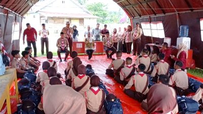 Bupati dampingi wakil memberikan motivasi kepada kontingen Pramuka