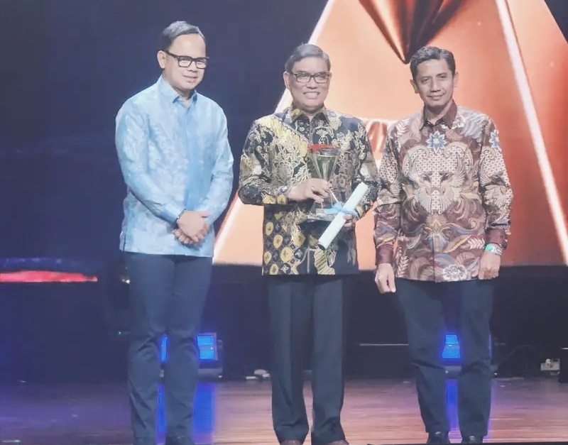 Foto ditengah, Direktur Utama PT Perkebunan Nusantara I (PTPN I) sekaligus Ketua Umum Asosiasi Produsen Pupuk dan Benih Indonesia (APPMBGI), Dr. Ir. H. Abdul Rivai Ras, M.M., M.S., M.Si.