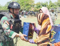 TNI AL Asah Kemampuan Tempur Prajurit Denipam 2 Marinir Latihan Penerjunan di Sidoarjo, Sekaligus Salurkan Sembako ke Warga