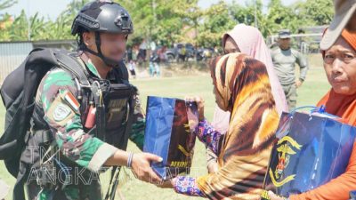 TNI AL Asah Kemampuan Tempur Prajurit Denipam 2 Marinir Latihan Penerjunan di Sidoarjo, Sekaligus Salurkan Sembako ke Warga