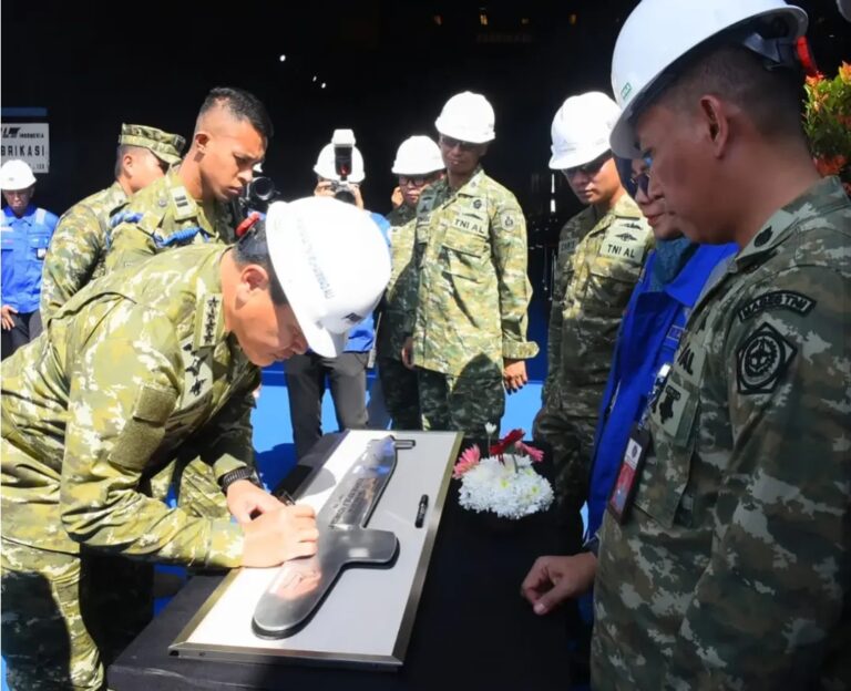 Kepala Staf Angkatan Laut (Kasal) Laksamana TNI Dr. Muhammad Ali, S.E., M.M., M.Tr.Opsla., memimpin langsung prosesi first steel cutting atau pemotongan baja pertama kapal selam Scorpene Republik Indonesia