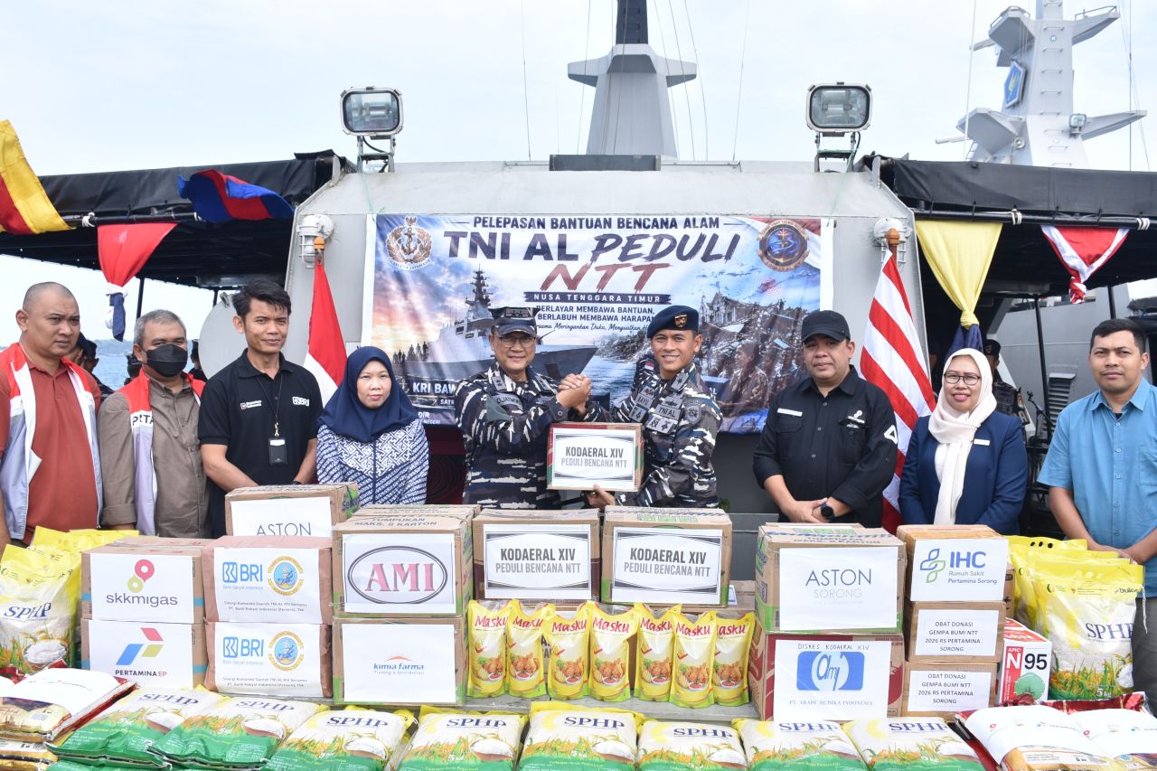 Komandan Komando Daerah TNI Angkatan Laut XIV (Komandan Kodaeral XIV) Sorong, Laksamana Muda TNI Djatmoko, S.T., M.M., secara simbolis menyerahkan bantuan bahan kontak kepada Komandan KRI Bawal-875
