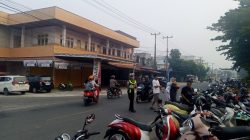 Hadir Berikan Pelayanan, Satlantas Polres Natuna Amankan Lalu Lintas di Pantai Piwang saat Senam Massal PT Pegadaian