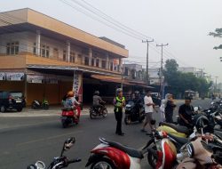 Hadir Berikan Pelayanan, Satlantas Polres Natuna Amankan Lalu Lintas di Pantai Piwang saat Senam Massal PT Pegadaian