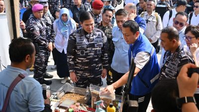 TNI AL, HUT ke-81 TNI AL, Aku Cinta Laut, Laksamana Muhammad Ali, Muara Angke, bersih pantai, sampah plastik, bakti sosial, lingkungan pesisir, Indonesia maritim.