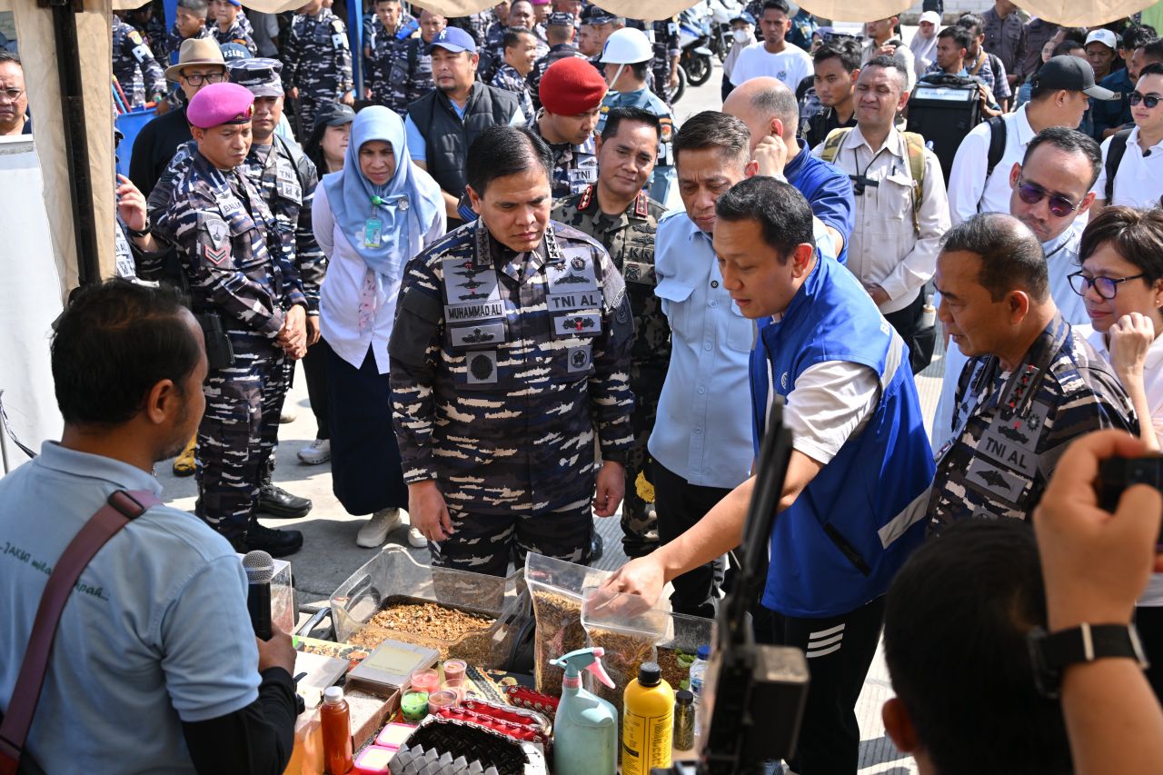 TNI AL, HUT ke-81 TNI AL, Aku Cinta Laut, Laksamana Muhammad Ali, Muara Angke, bersih pantai, sampah plastik, bakti sosial, lingkungan pesisir, Indonesia maritim.