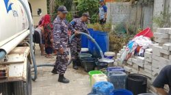 Kemarau Panjang, TNI AL Lanal Cilacap bersama PMI Distribusikan 10.000 Liter Air Bersih