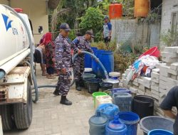 Kemarau Panjang, TNI AL Lanal Cilacap bersama PMI Distribusikan 10.000 Liter Air Bersih