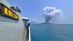 Siaga Erupsi Gunung Anak Krakatau, TNI AL Kerahkan KRI Lepu 861 dan Personel SAR di Selat Sunda
