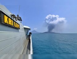 Siaga Erupsi Gunung Anak Krakatau, TNI AL Kerahkan KRI Lepu 861 dan Personel SAR di Selat Sunda