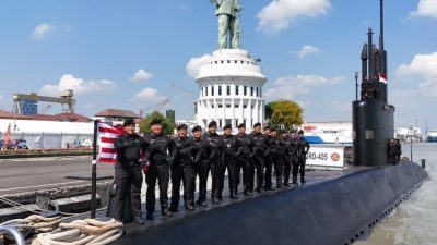 Kepala Staf Angkatan Laut (Kasal) Laksamana TNI Dr. Muhammad Ali memimpin penyematan Brevet Kehormatan Hiu Kencana