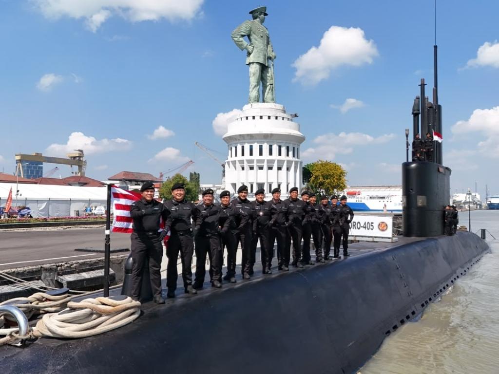 Kepala Staf Angkatan Laut (Kasal) Laksamana TNI Dr. Muhammad Ali memimpin penyematan Brevet Kehormatan Hiu Kencana