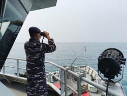 TNI AL Kerahkan Kapal Perang Sisir Selat Sunda, Temukan Life Jacket KM Samudera Pratama di Hari Keenam Pencarian