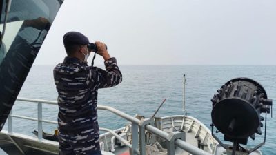 TNI AL Kerahkan Kapal Perang Sisir Selat Sunda, Temukan Life Jacket KM Samudera Pratama di Hari Keenam Pencarian