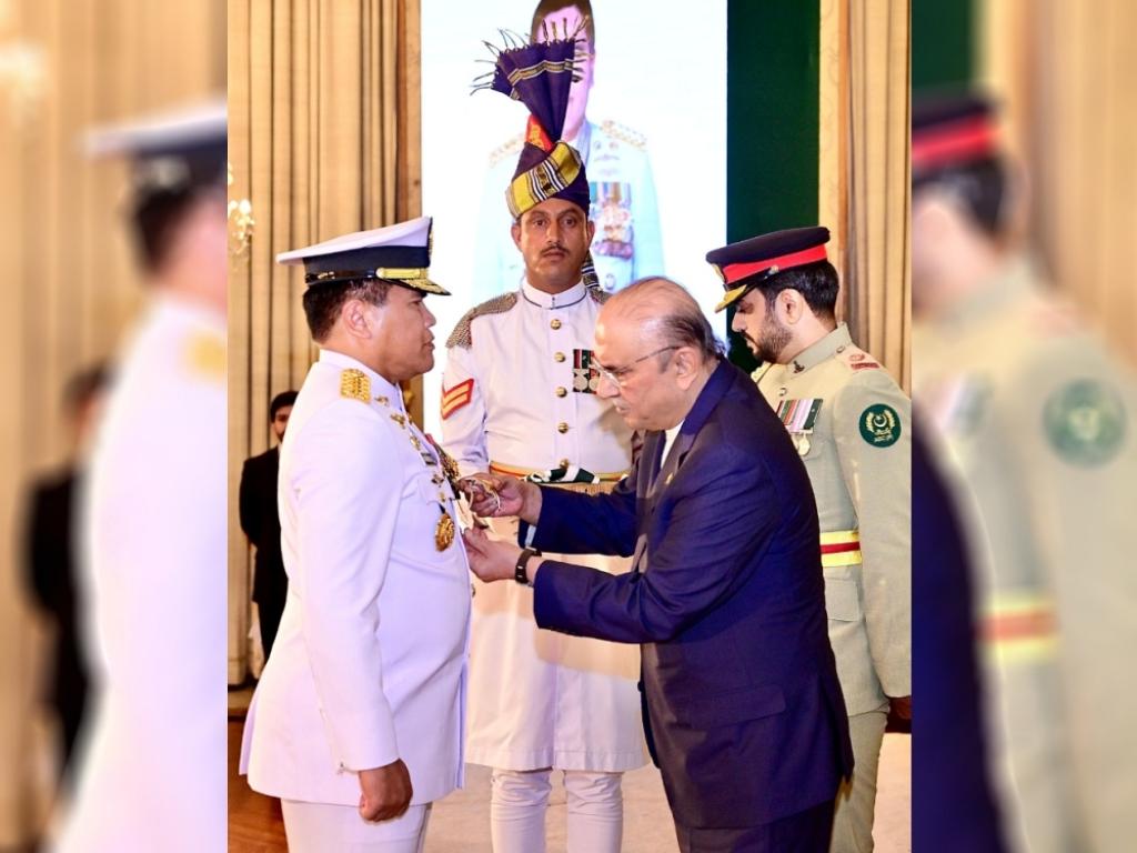 Kepala Staf Angkatan Laut (Kasal) menerima anugerah bintang kehormatan