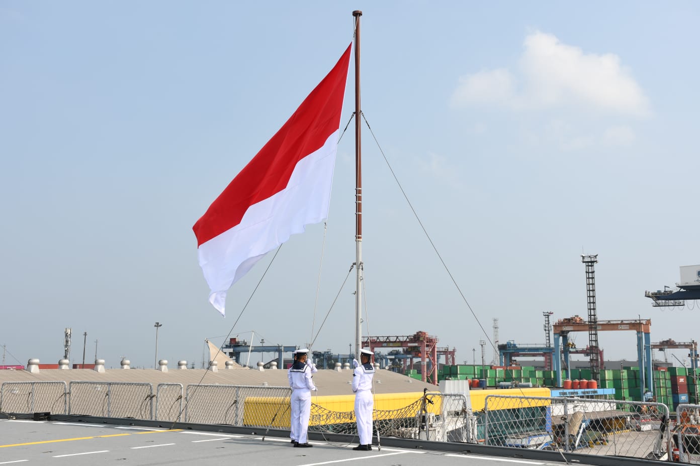 BENDERA MERAH PUTIH BERKIBAR DI KRI SRIWIJAYA-100, RESMI PERKUAT ARMADA TNI AL