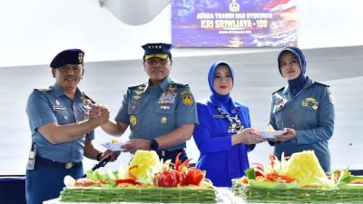 Kepala Staf Angkatan Laut (Kasal) Laksamana TNI Dr. Muhammad Ali memimpin acara tradisi dan syukuran KRI Sriwijaya-100