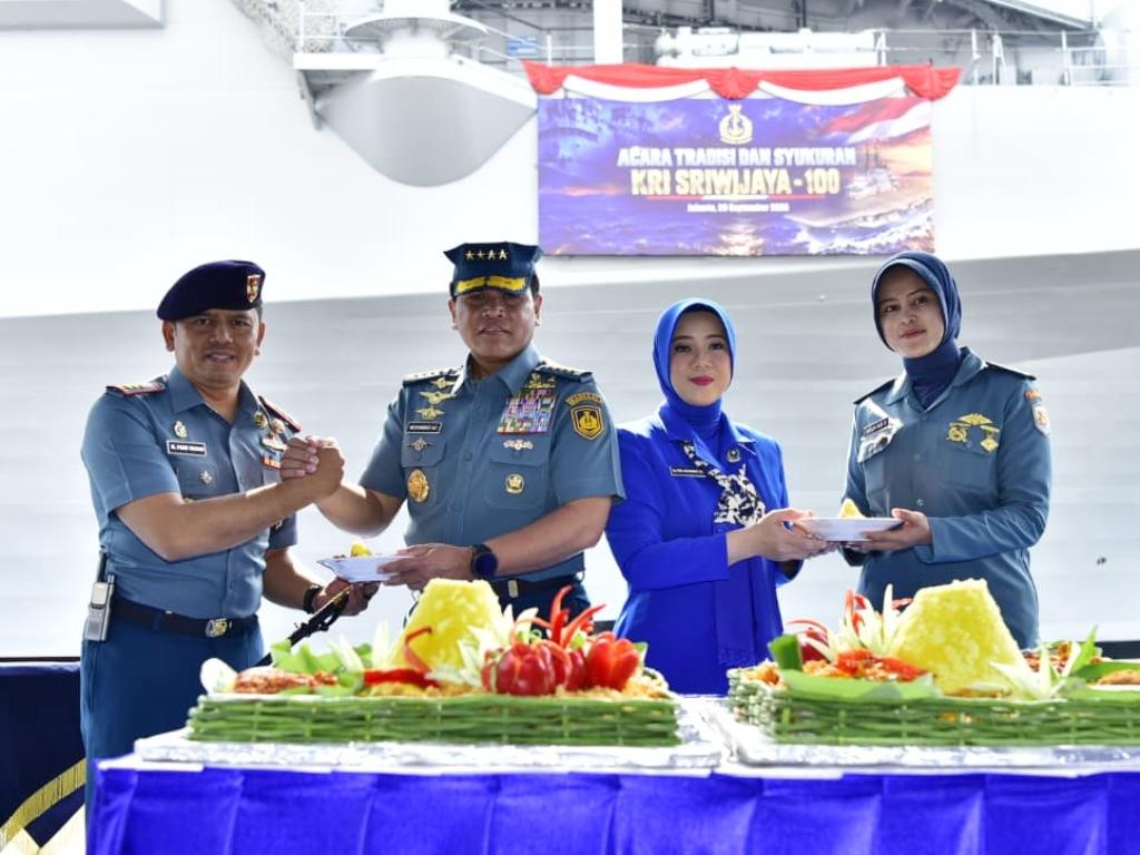 Kepala Staf Angkatan Laut (Kasal) Laksamana TNI Dr. Muhammad Ali memimpin acara tradisi dan syukuran KRI Sriwijaya-100